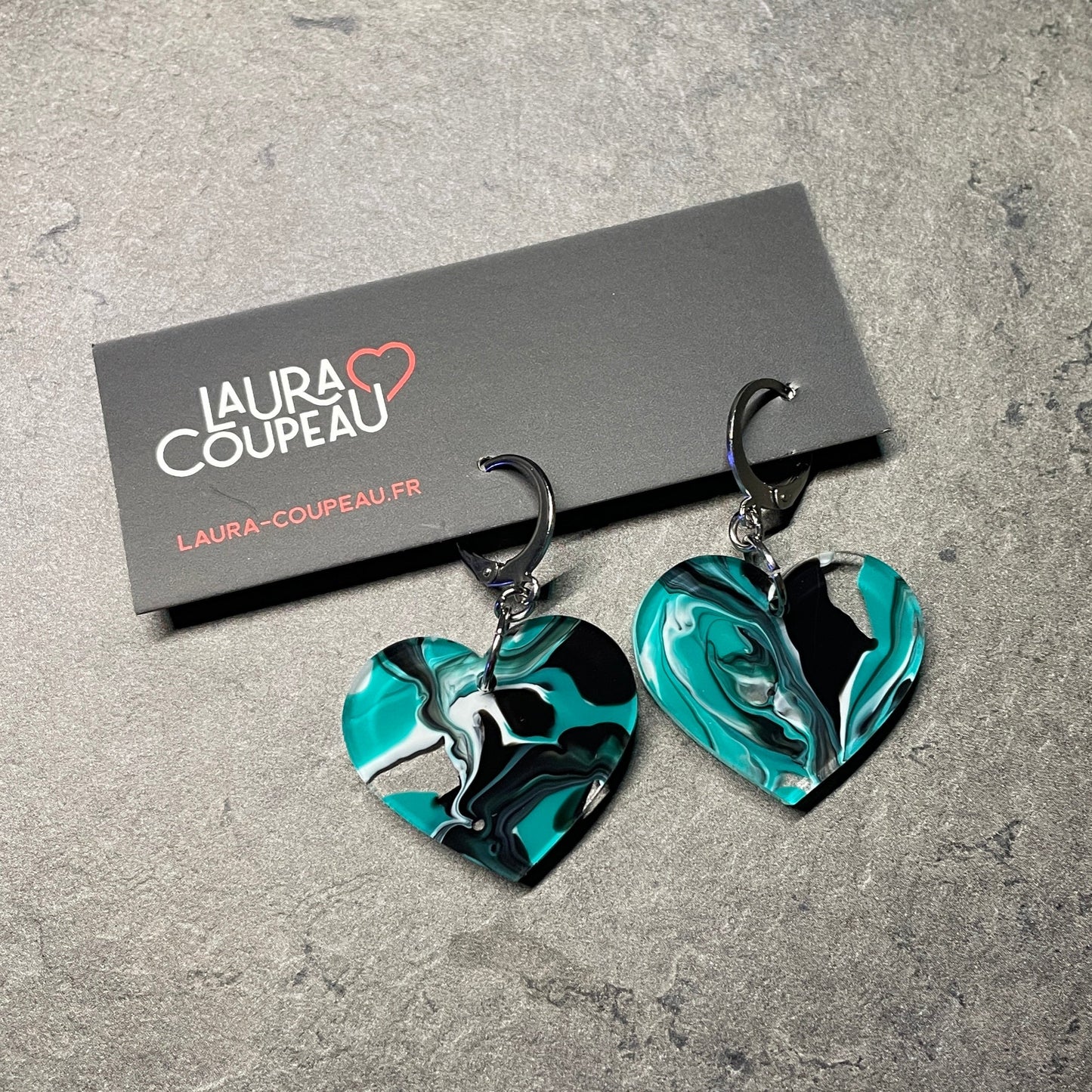 Petites boucles d'oreilles coeurs pendantes en acrylique marbrée verte, blanche, noire et transparente