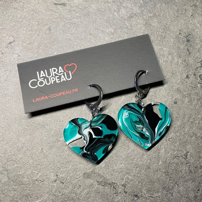 Petites boucles d'oreilles coeurs pendantes en acrylique marbrée verte, blanche, noire et transparente
