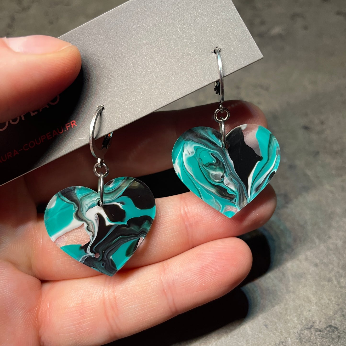 Petites boucles d'oreilles coeurs pendantes en acrylique marbrée verte, blanche, noire et transparente