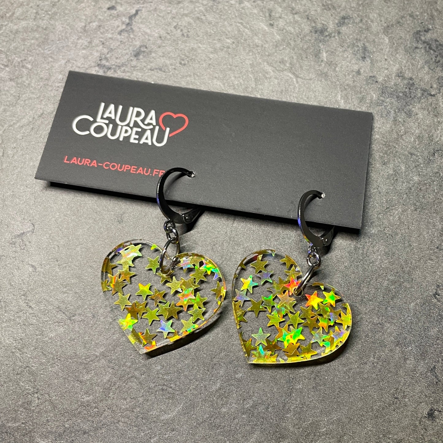Petites boucles d'oreilles coeurs pendantes en acrylique transparente avec des confettis étoiles