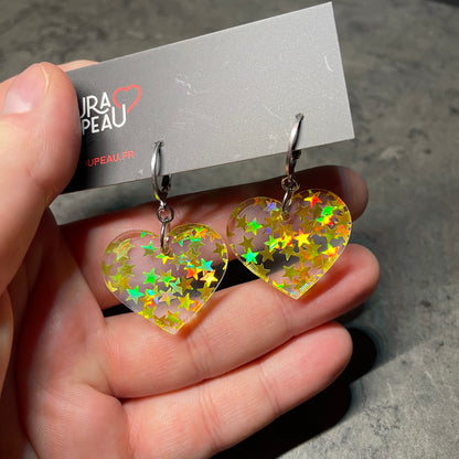Petites boucles d'oreilles coeurs pendantes en acrylique transparente avec des confettis étoiles