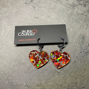 Petites boucles d'oreilles coeurs pendantes en acrylique transparente avec des confettis coeurs oranges holographiques