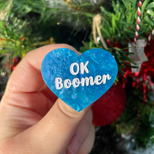 Broche "OK Boomer" en acrylique marbrée bleue à paillettes
