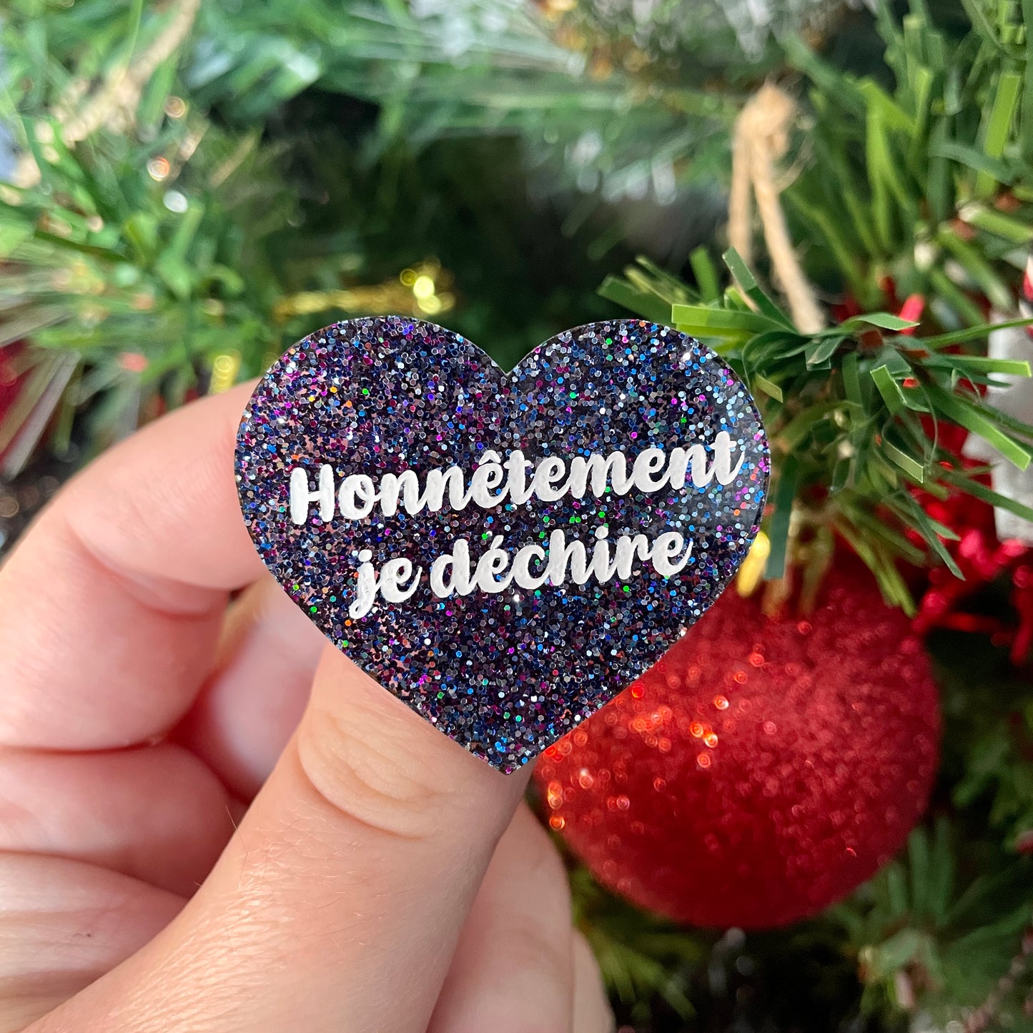 Broche "Honnêtement je déchire" en acrylique à paillettes bleues et roses
