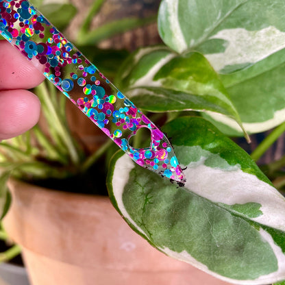 [CONTRÔLE TECHNIQUE] Pic à plante "Eloigne le chat, je t'en supplie" en acrylique à pois roses et bleus