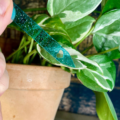 [CONTRÔLE TECHNIQUE] Pic à plante "Arrose-moi, bitch" en acrylique transparente bleue à paillettes