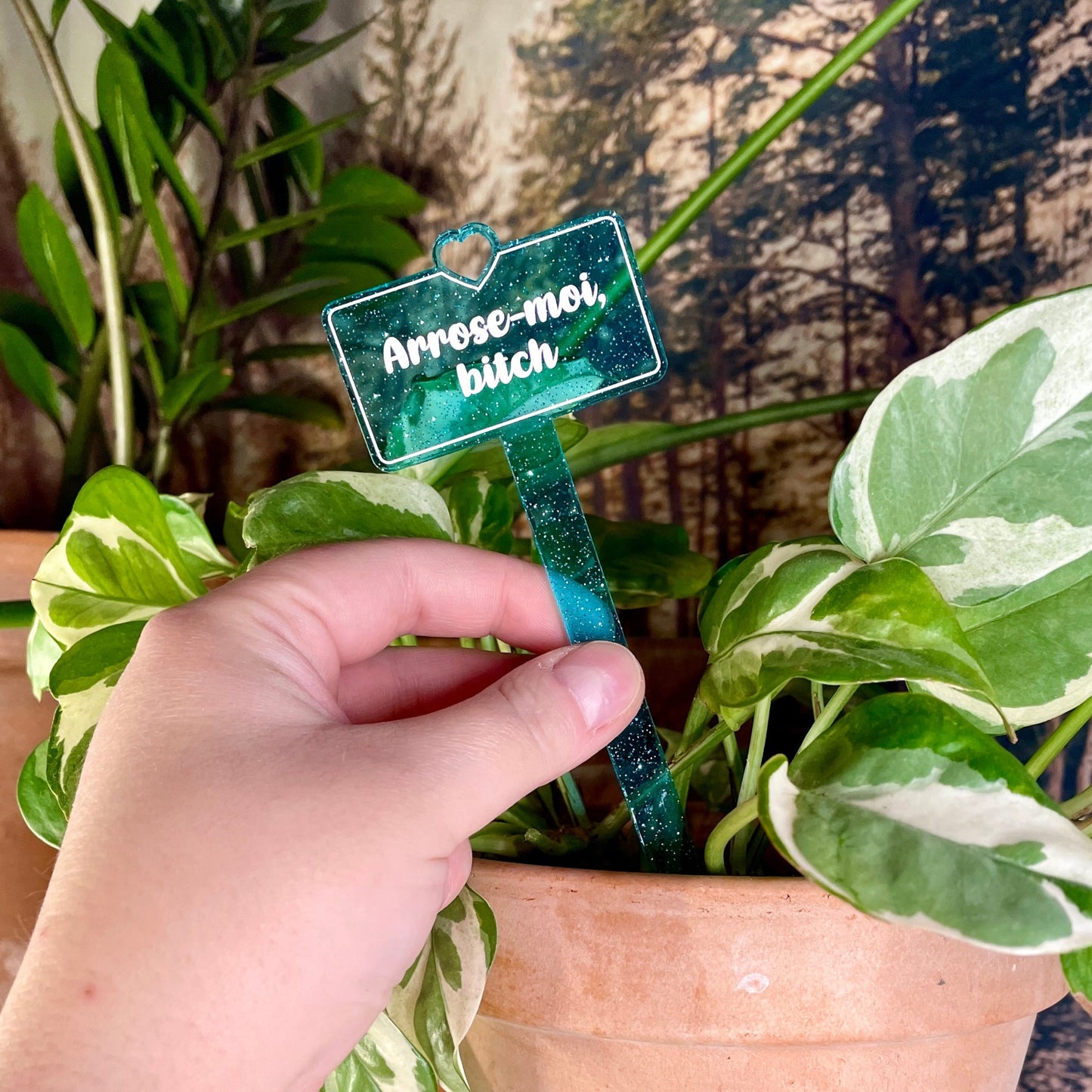 [CONTRÔLE TECHNIQUE] Pic à plante "Arrose-moi, bitch" en acrylique transparente bleue à paillettes