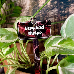 Pic à plante "Very bad thrips" en acrylique marbrée rouge/rose, noire, blanche et transparente