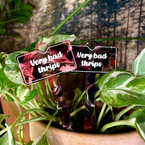 [CONTRÔLE TECHNIQUE] Pic à plante "Very bad thrips" en acrylique marbrée rouge/rose, noire, blanche et transparente