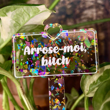 Charger l&#39;image dans la galerie, [CONTRÔLE TECHNIQUE] Pic à plante &quot;Arrose-moi, bitch&quot; en acrylique transparente avec des éclats de confettis multicolores