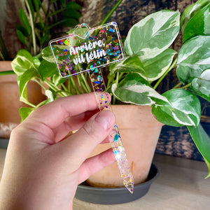 Pic à plante "Arrière, vil félin" en acrylique transparente avec des éclats de confettis multicolores