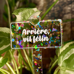 Pic à plante "Arrière, vil félin" en acrylique transparente avec des éclats de confettis multicolores