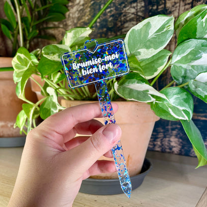 Pic à plante "Brumise-moi bien fort" en acrylique transparente avec des éclats de confettis bleus