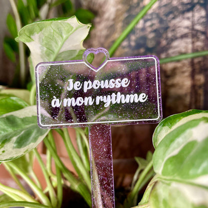 Pic à plante "Je pousse à mon rythme" en acrylique transparente violette à paillettes