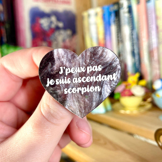 Broche "J'peux pas je suis ascendant scorpion" en acrylique marbrée noire, grise, rose et blanche