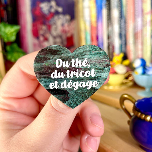 Broche "Du thé, du tricot et dégage" en acrylique marbrée verte, noire et rose