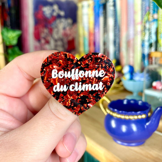 Broche "Bouffonne du climat" en acrylique à gros confettis rouges sur fond noir