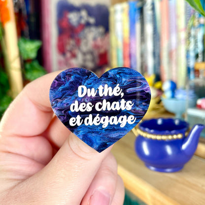 Broche "Du thé, des chats et dégage" en acrylique marbrée noire, bleue et violette