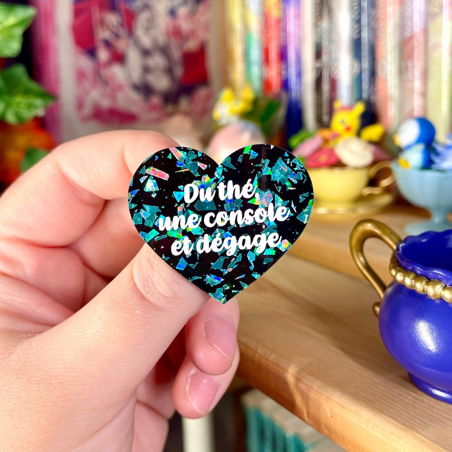 Broche "Du thé, une console et dégage" en acrylique à confettis galactiques turquoise sur fond noir