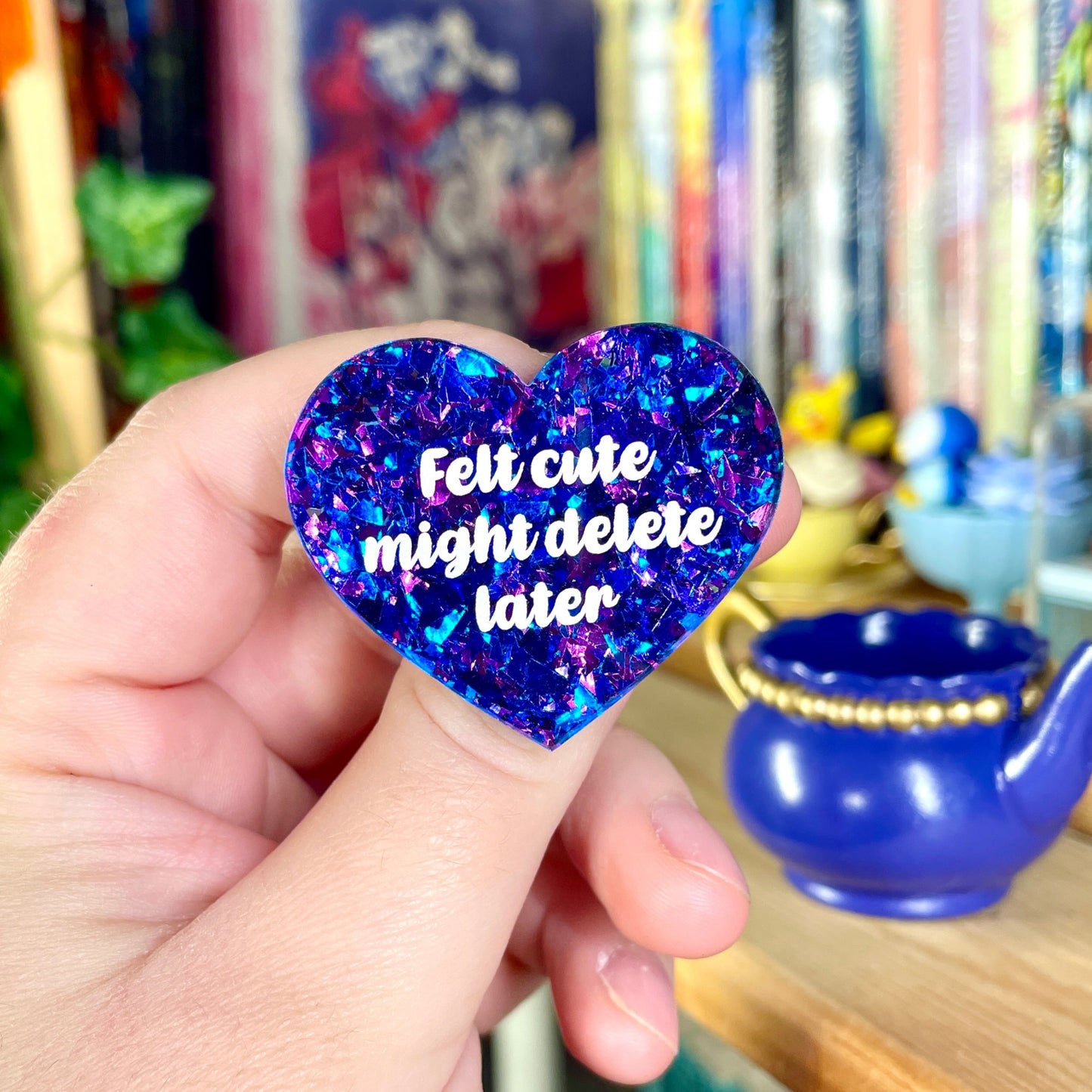 Broche "Felt cute might delete later" en acrylique à paillettes bleues et roses