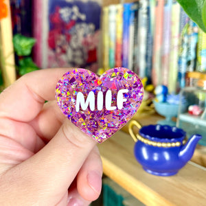Broche "MILF" en acrylique à gros confettis holographiques roses et violets