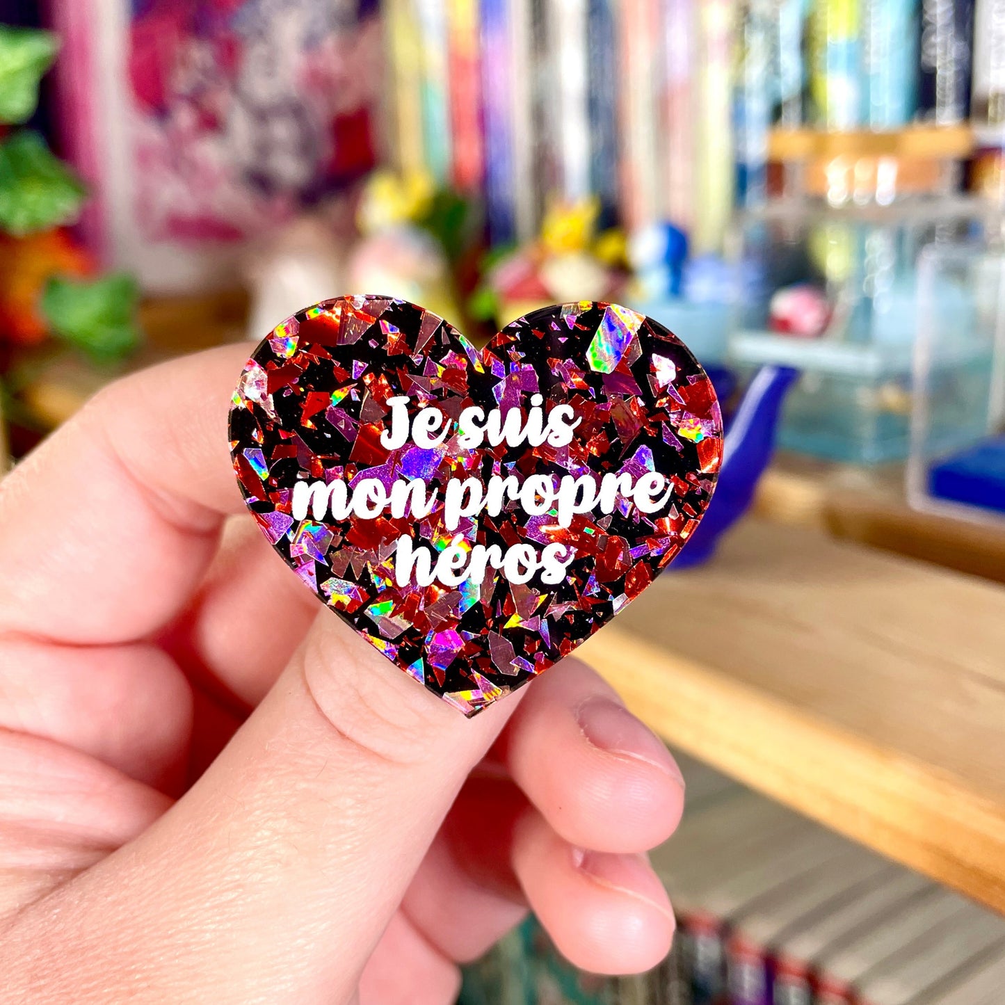 [MASCULIN] Broche "Je suis mon propre héros" en acrylique à gros confettis rouges et roses holographiques sur fond noir