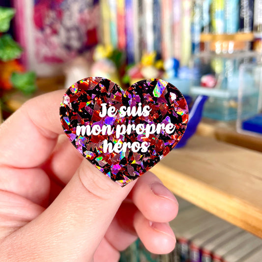 [MASCULIN] Broche "Je suis mon propre héros" en acrylique à gros confettis rouges et roses holographiques sur fond noir