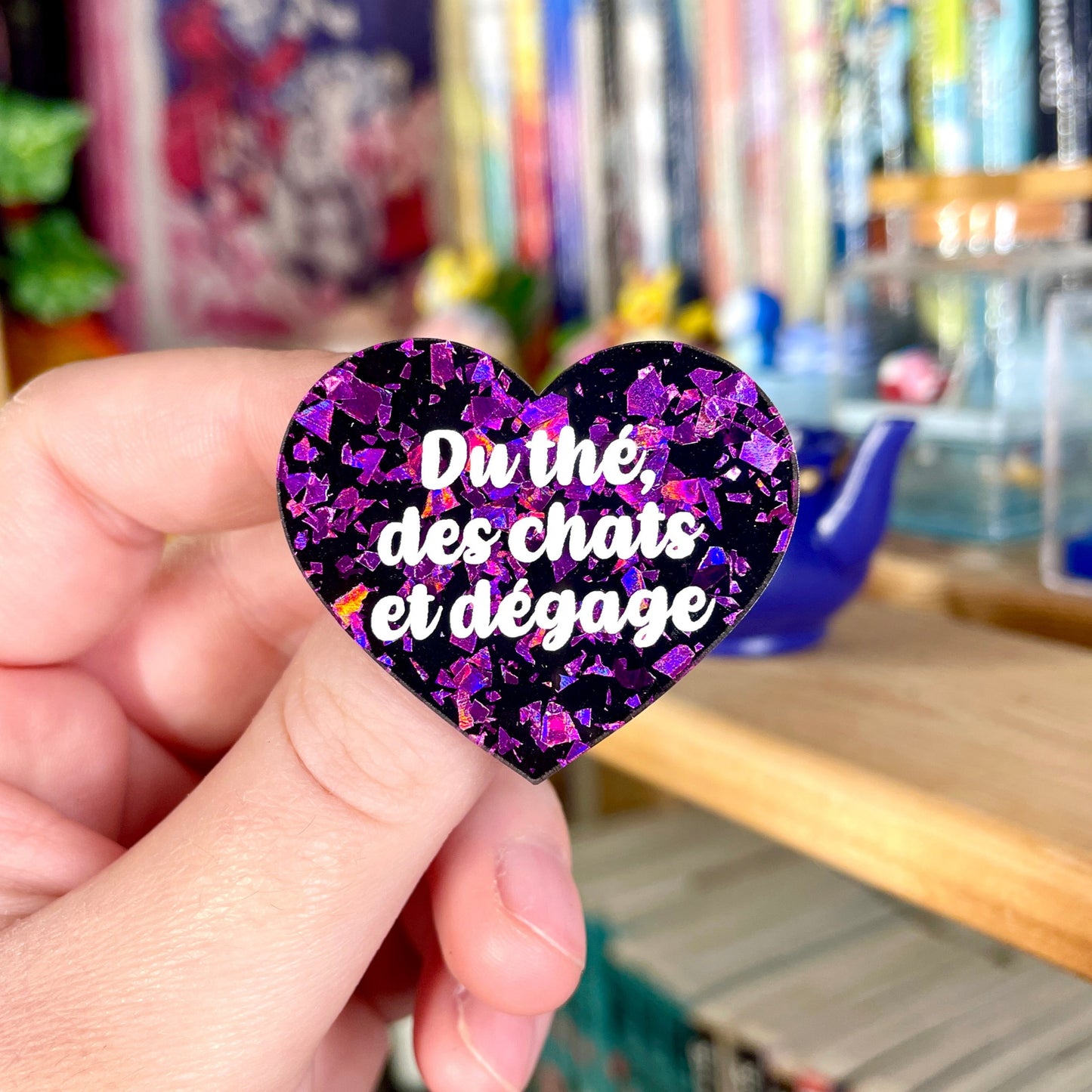 Broche "Du thé, des chats et dégage" en acrylique à confettis galactiques violets sur fond noir