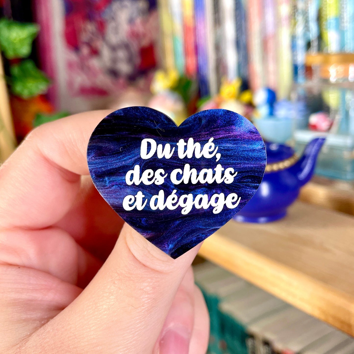 Broche "Du thé, des chats et dégage" en acrylique marbrée noire, bleue et violette