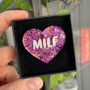 Broche "MILF" en acrylique à gros confettis holographiques roses et violets