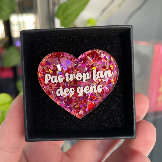 Broche "Pas trop fan des gens" en acrylique à gros confettis rouges/roses