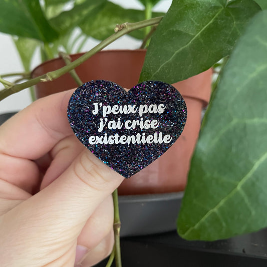 Broche "J'peux pas j'ai crise existentielle" en acrylique à paillettes bleues et roses