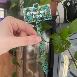 Pic à plante "Arrose-moi bitch" en acrylique transparente avec des confettis pois bleus et jaunes