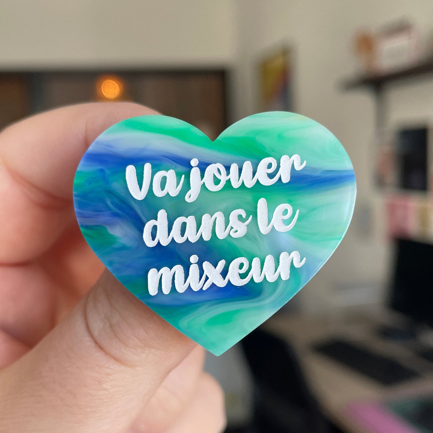 Broche "Va jouer dans le mixeur" en acrylique blanche avec des marbrures tutti frutti !!