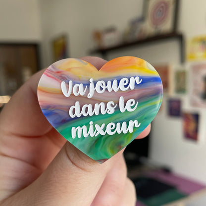 Broche "Va jouer dans le mixeur" en acrylique blanche avec des marbrures tutti frutti !!
