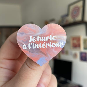 Broche "Je hurle à l'intérieur" en acrylique marbrée corail, bleu, blanc et transparent