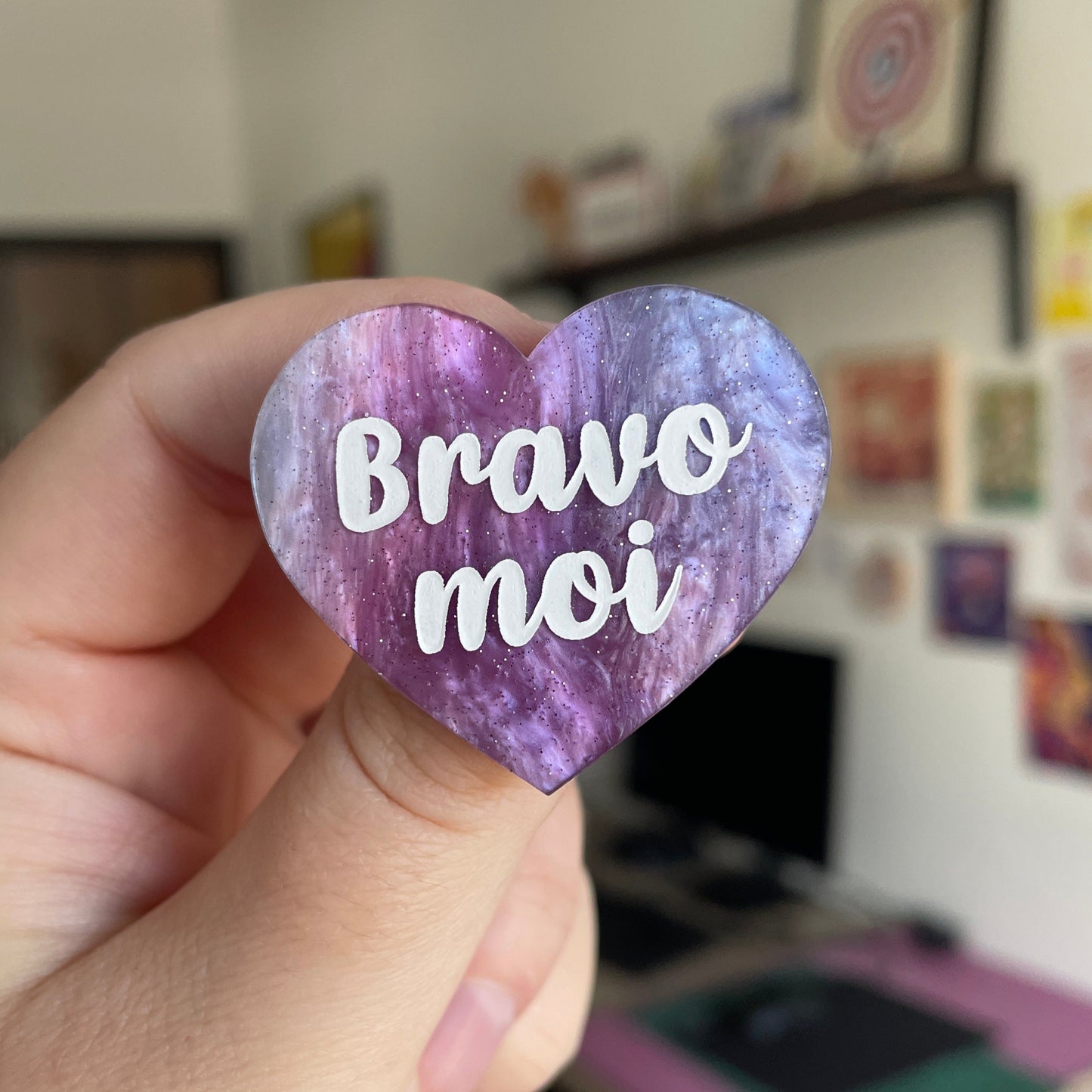 Broche "Bravo moi" en acrylique marbrée bleue et rose