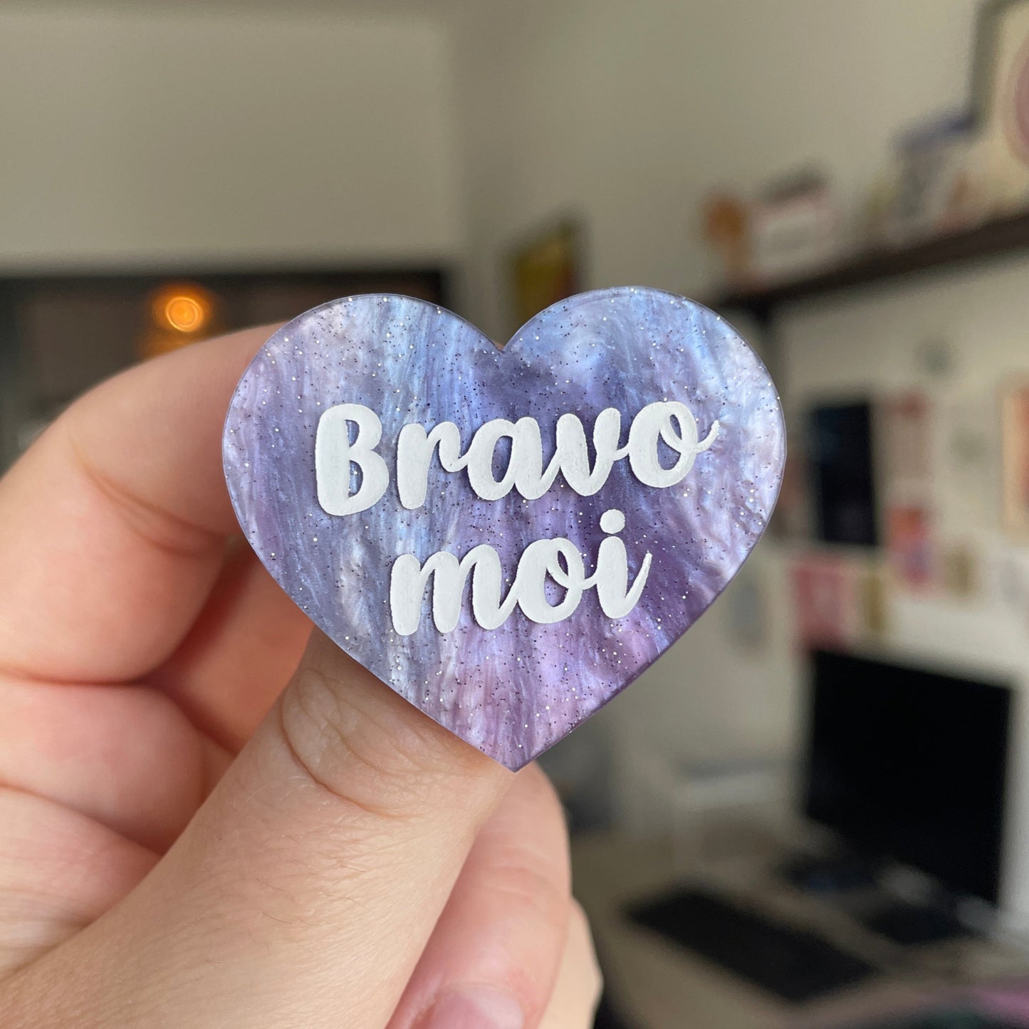 Broche "Bravo moi" en acrylique marbrée bleue et rose