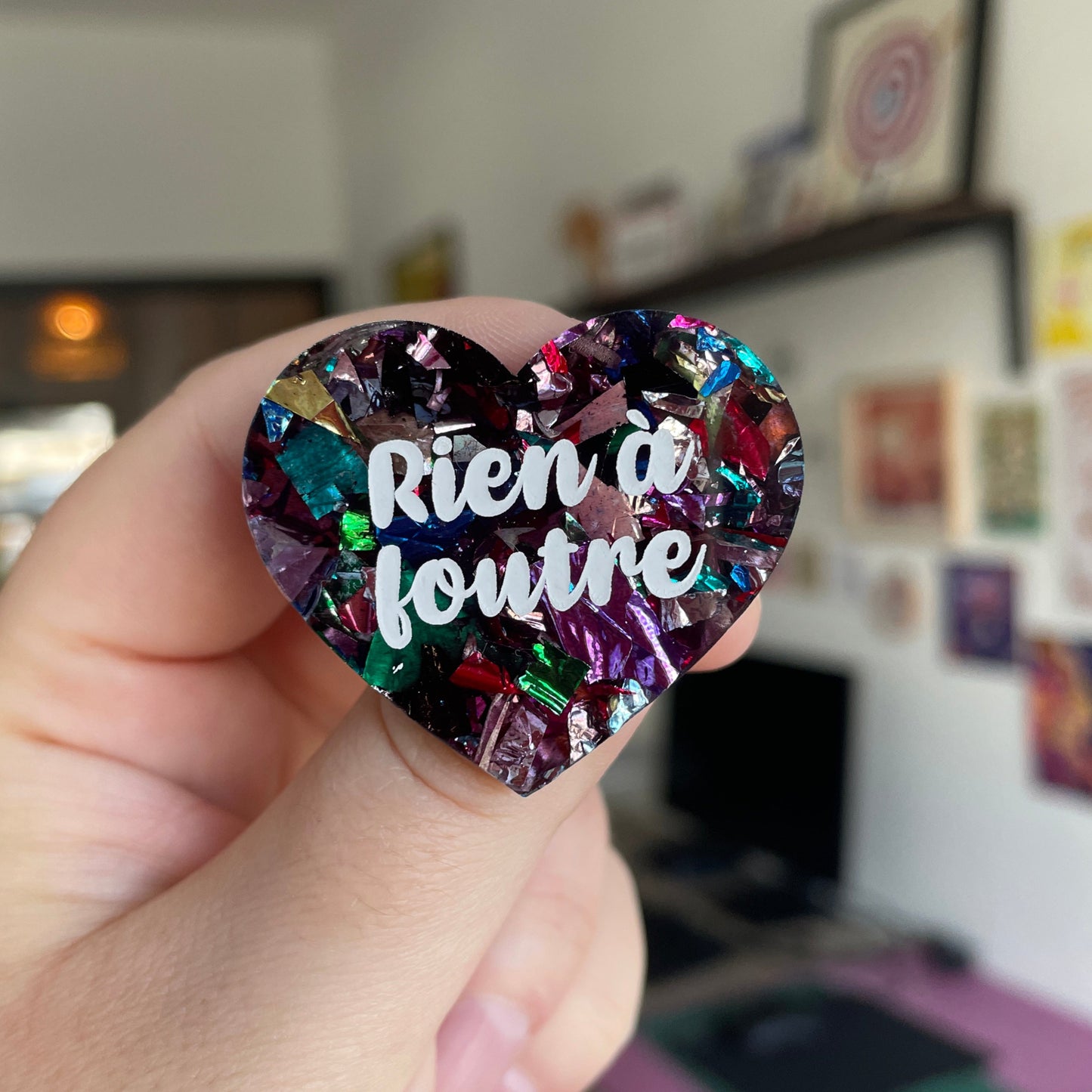 Broche "Rien à foutre" en acrylique à gros confettis multicolores