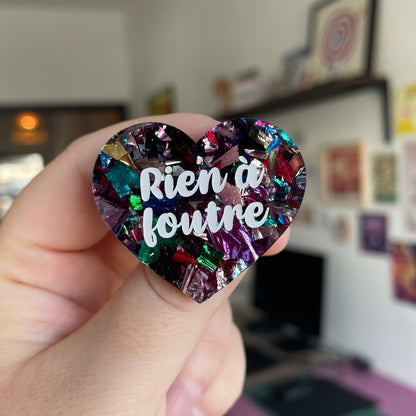 Broche "Rien à foutre" en acrylique à gros confettis multicolores