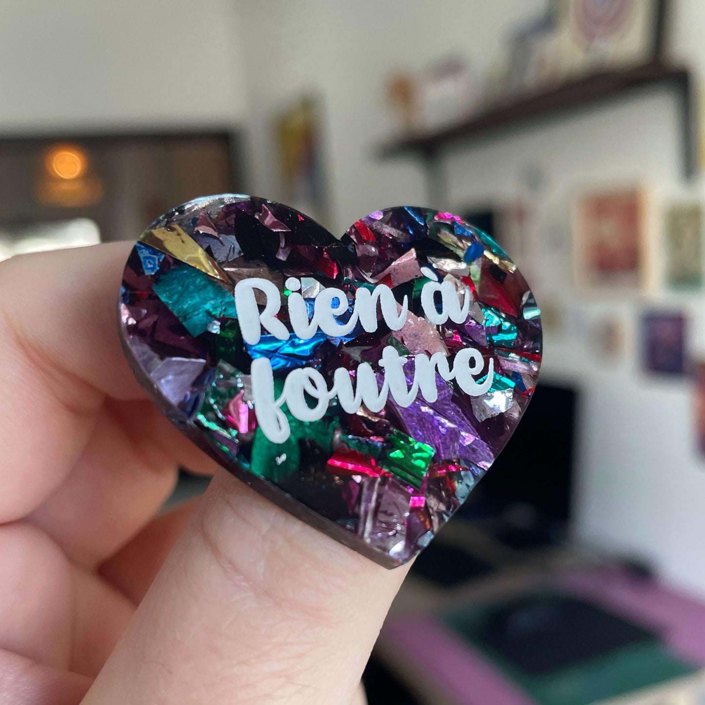 Broche "Rien à foutre" en acrylique à gros confettis multicolores