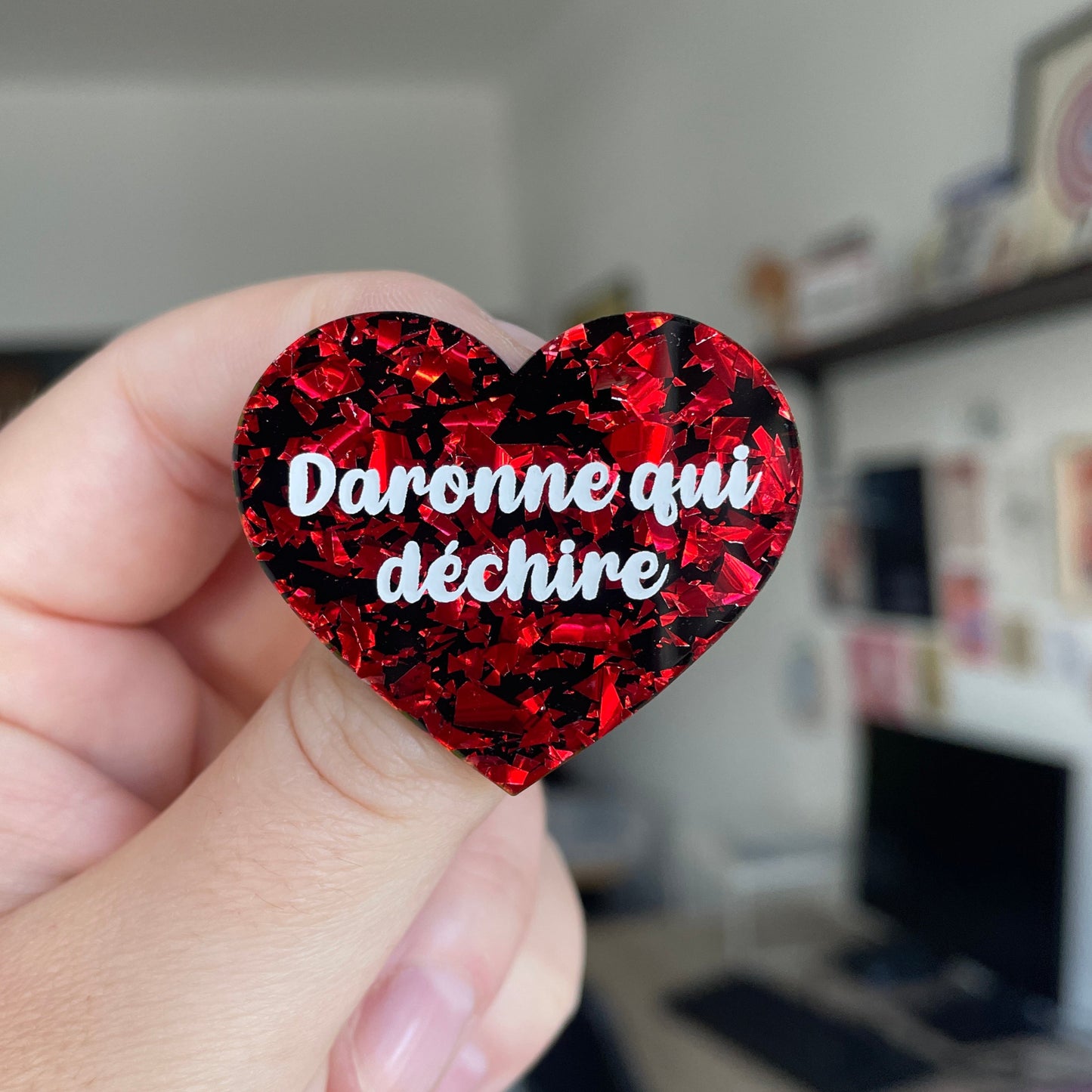 Broche "Daronne qui déchire" en acrylique noire à confettis galactiques rouges