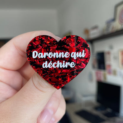 Broche "Daronne qui déchire" en acrylique noire à confettis galactiques rouges