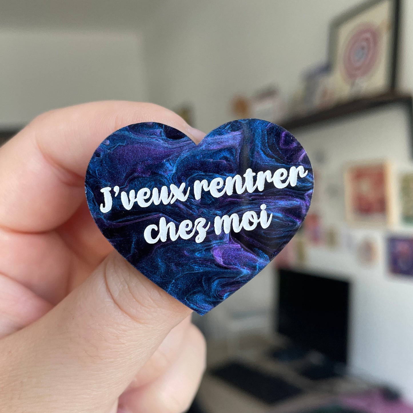 Broche "J'veux rentrer chez moi" en acrylique marbrée bleue, noire et violette