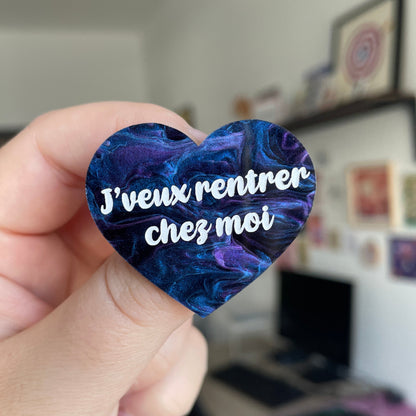 Broche "J'veux rentrer chez moi" en acrylique marbrée bleue, noire et violette