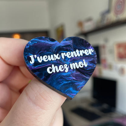 Broche "J'veux rentrer chez moi" en acrylique marbrée bleue, noire et violette