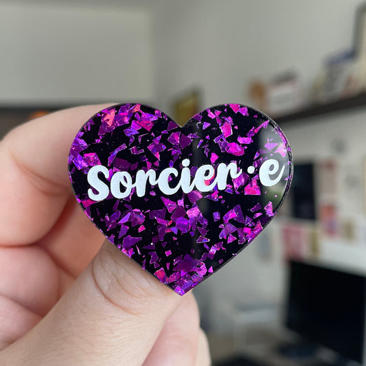 [INCLUSIF] Broche "Sorcier.e" en acrylique noire à confettis violets galactiques