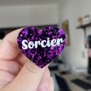 [MASCULIN] Broche "Sorcier" en acrylique noire à confettis violets galactiques