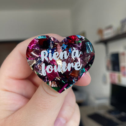 Broche "Rien à foutre" en acrylique à gros confettis multicolores