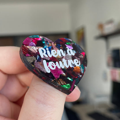 Broche "Rien à foutre" en acrylique à gros confettis multicolores
